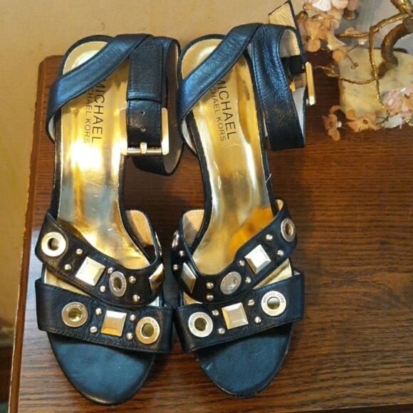🔥MICHEAL KORS🔥 BLACK LEATHER GOLD STUDDED LOGO HEELS W/ ANKLE STRAP SIZE 7 - Picture 2 of 11